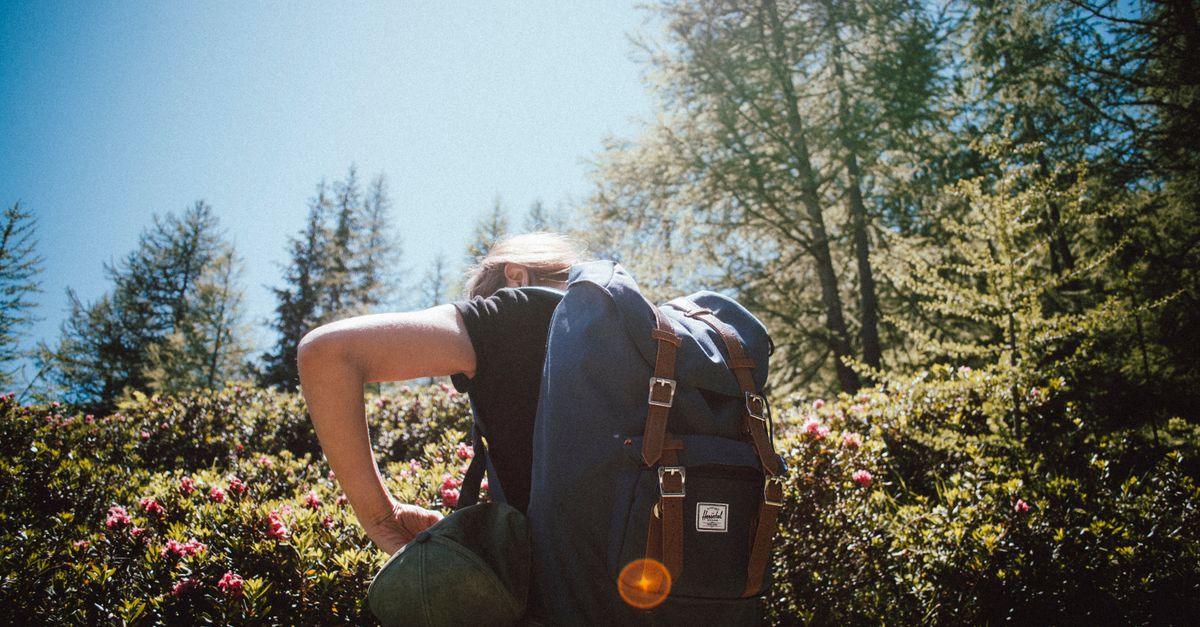 Mochila de excursionista cargada sobre una superficie de madera al aire libre